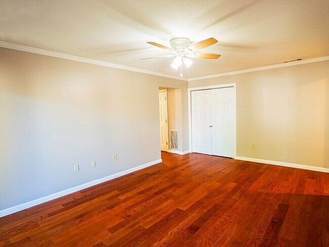 Foto del edificio - 70 Shrewsbury Green Dr