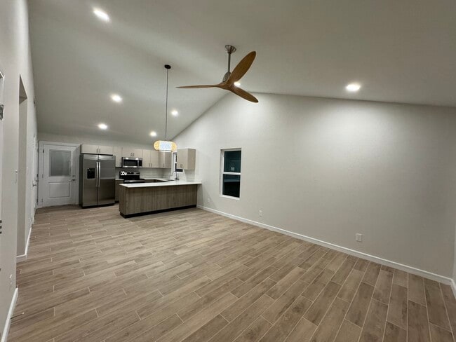 Building Photo - 1408 E Iris Ave