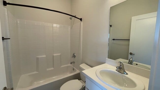 Building Photo - Newer Construction Studio Apartment with G...