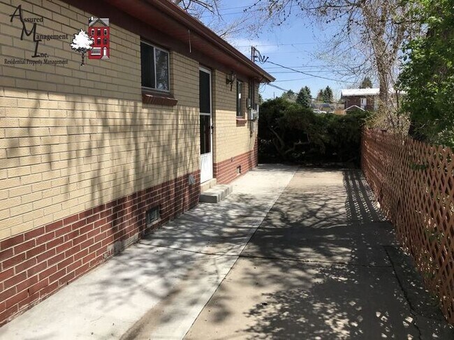 Building Photo - Large duplex with shared yard. 1-car garage.