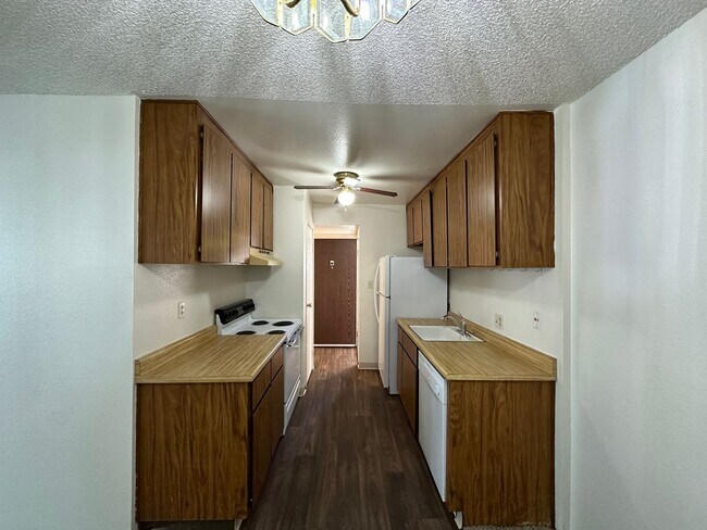 Building Photo - Adorable 2 bedroom 1 bath condo- in Reno