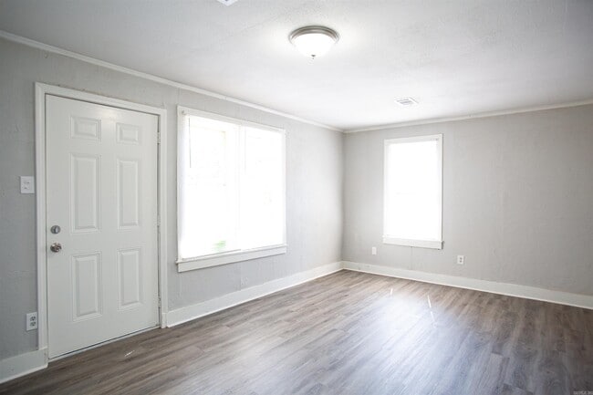 Building Photo - 621 Poe St