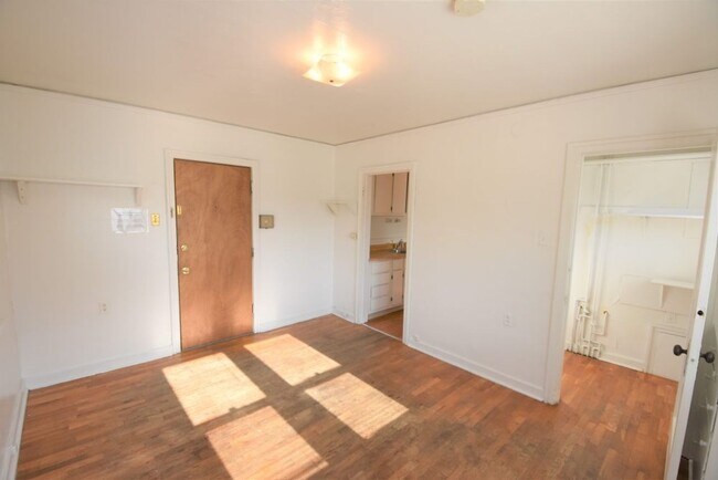 Building Photo - Summer 2026 Prelease! 1 Bedroom Apartment on the Hill