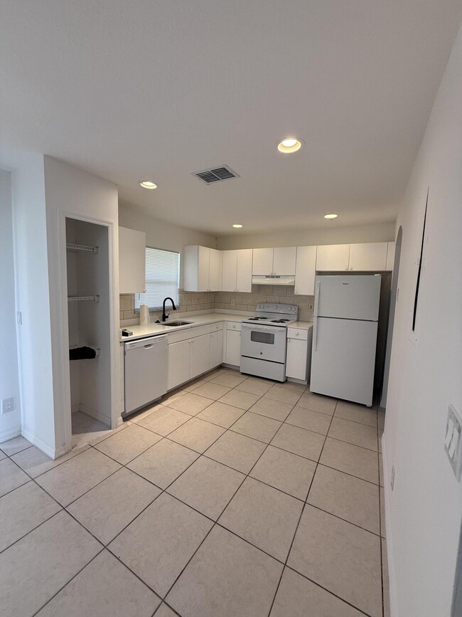 Building Photo - 1215 Hyacinth Pl