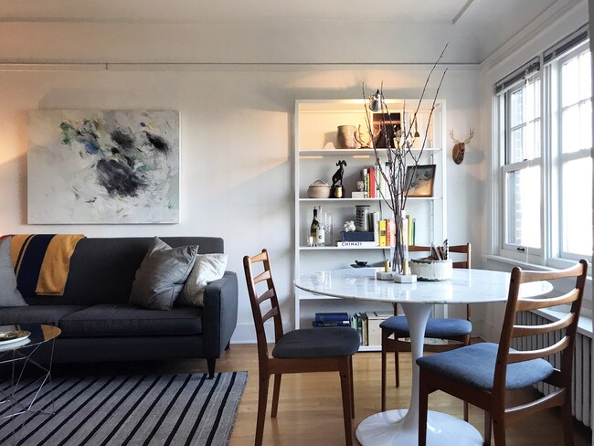 Living Room - 525 16th Ave E