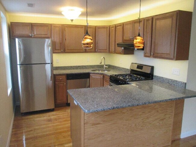 Foto del edificio - 3Bed/2Bath apartment in Brookline Village, close to public transportation