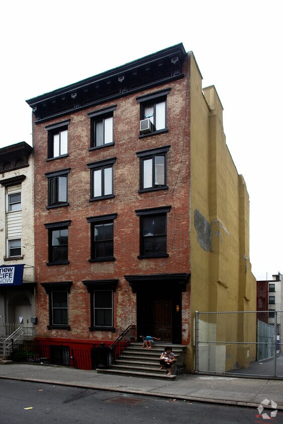 Building Photo - 134 Henry St
