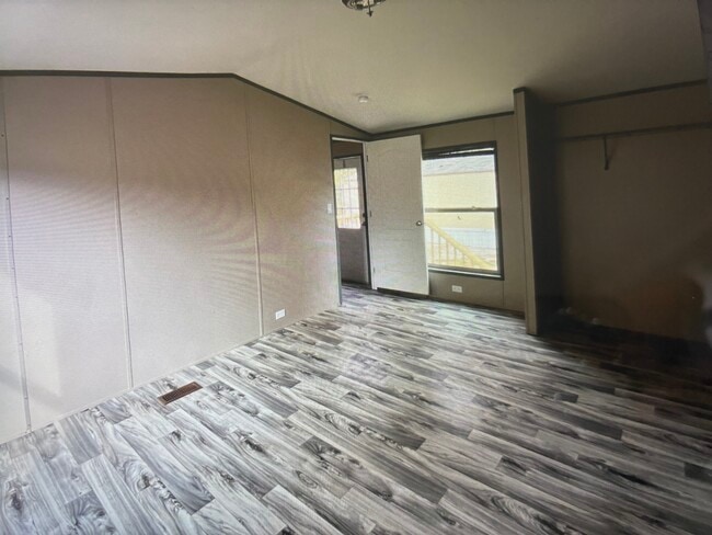 Foto del edificio - 3000 John Harden Dr