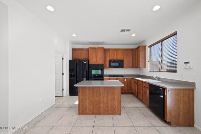 Foto del edificio - Lovely 4 bedroom, 2 bath home with 2 car garage