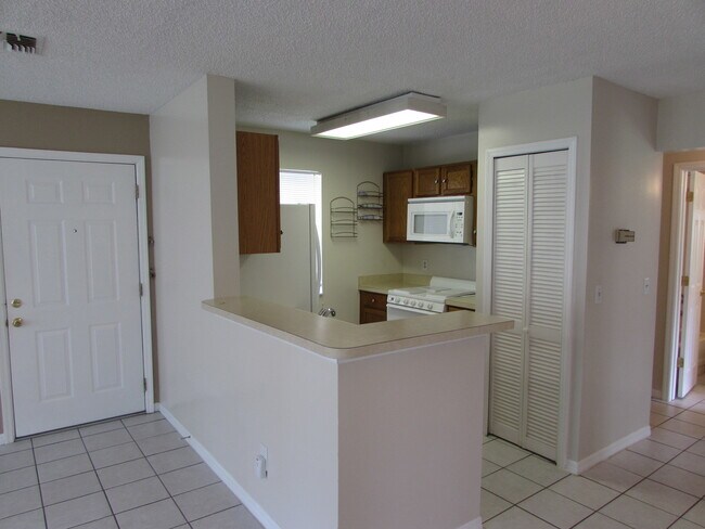 Building Photo - 2 BEDROOMS W/2 FULL BATHS, 1st FLOOR UNIT ...