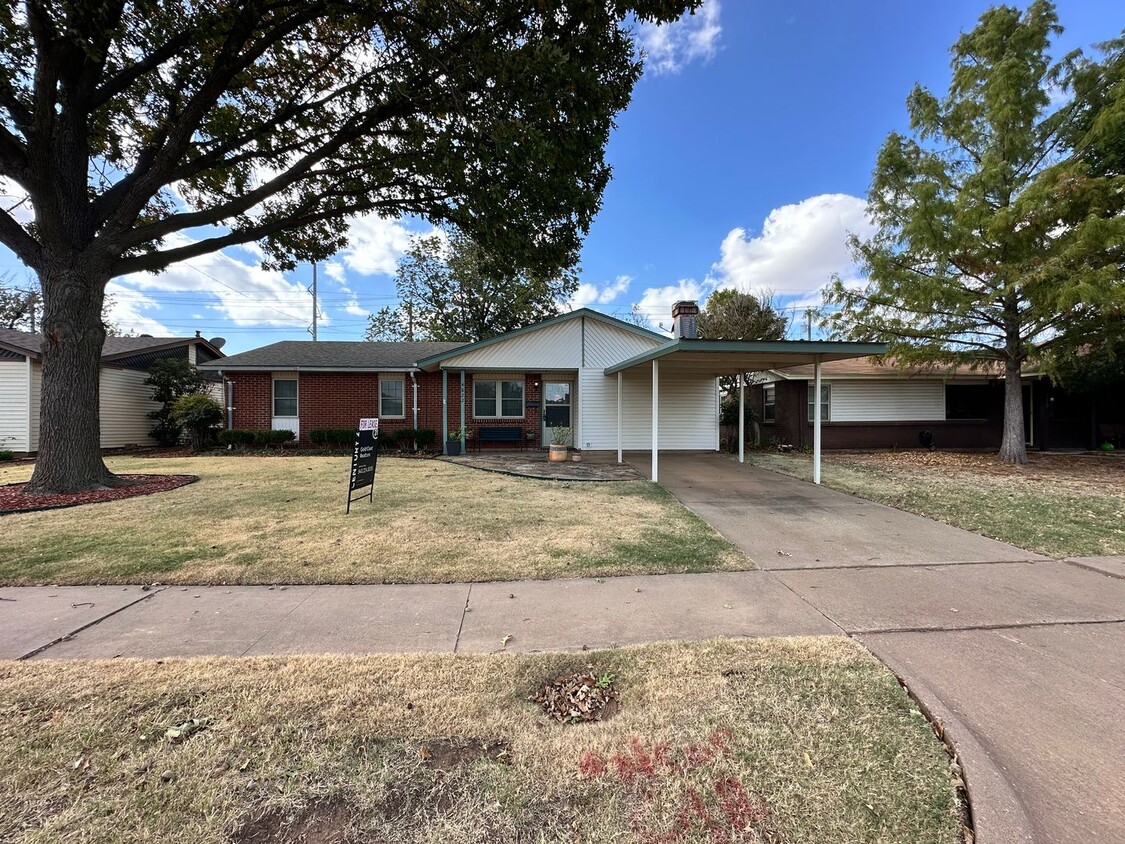 Primary Photo - 3 bedroom, 1.5 bath brick home!!