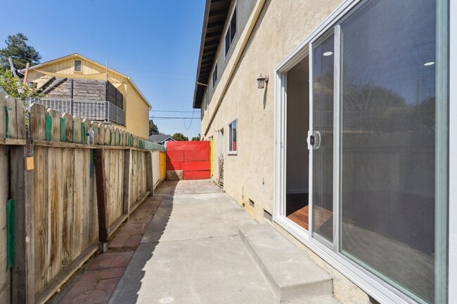 Building Photo - 25652 Franklin Ave
