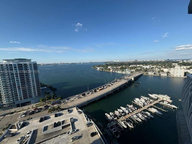 Foto del edificio - 7601 E Treasure Dr