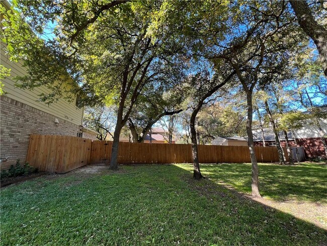 Foto del edificio - 218 Creek Ridge Ln