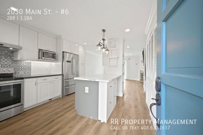 Building Photo - Luxurious End-Unit Townhome in Central San...