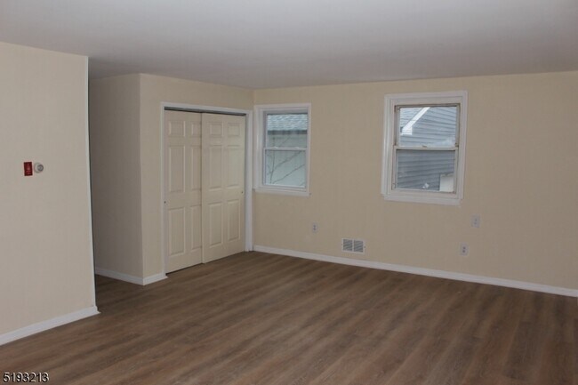 Foto del edificio - 335 Rutherford Ave