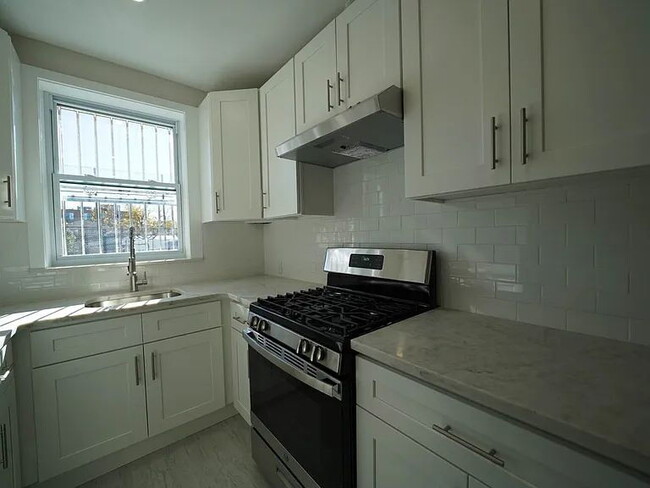 Building Photo - Beautiful, newly renovated 1-bedroom apartment available