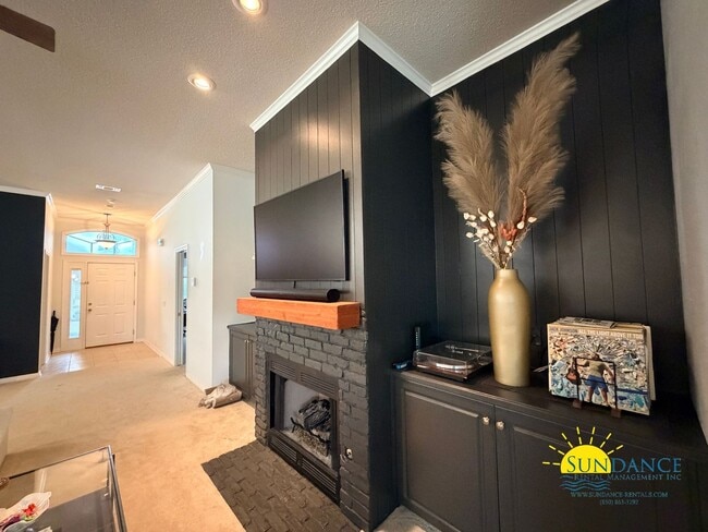 Building Photo - Stunning 3 Bedroom 3 Bathroom Home in Tiger Pointe located on the Golf Course!