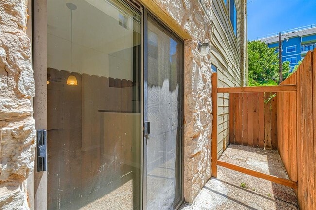 Foto del edificio - 708 Graham Pl