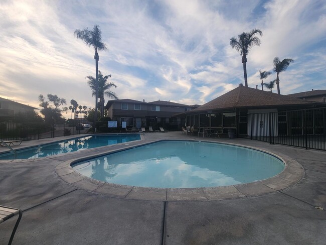 Building Photo - 3 Bedroom 1.5 Bath Attached Townhouse: