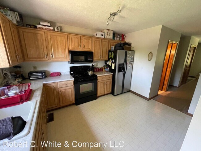 Building Photo - 2 br, 1.5 bath House - 33 Sherman Lane