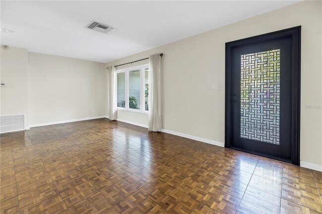 Foto del edificio - 1256 Snell Isle Blvd NE