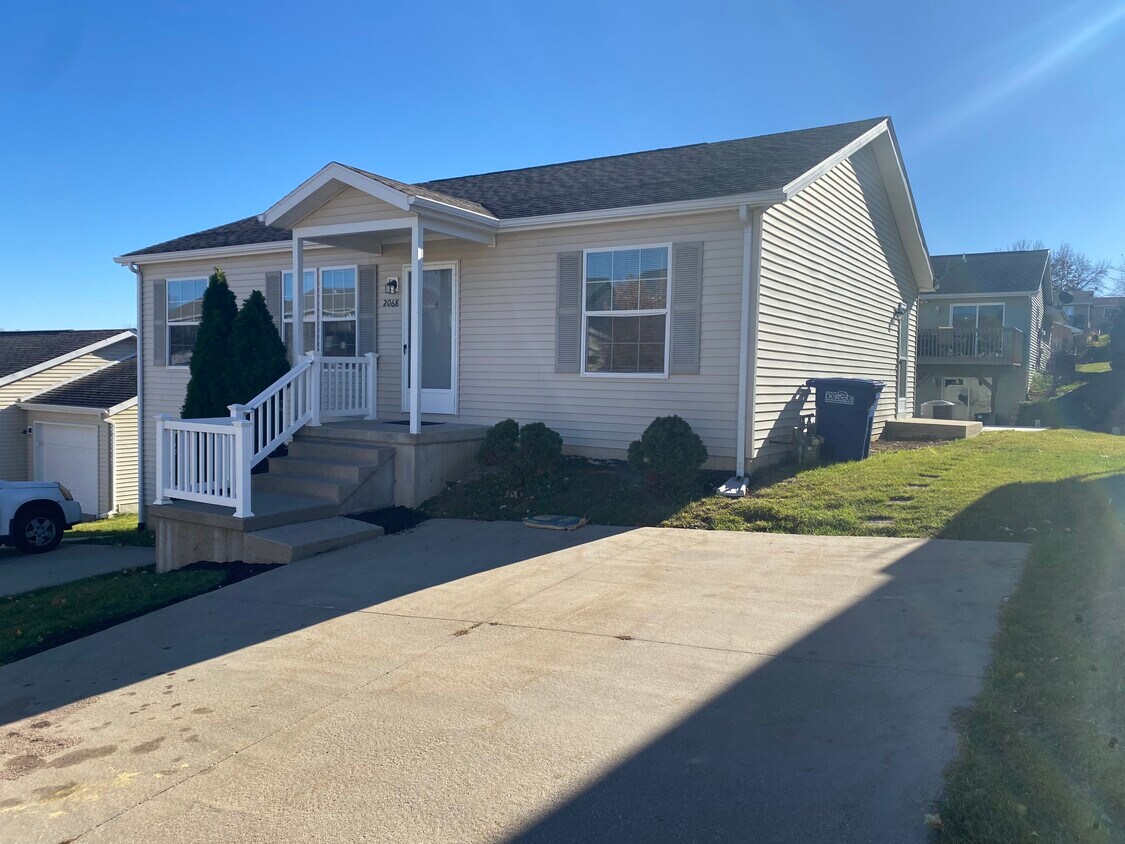 2068 Bald Eagle Ct, Dubuque, IA 52001 Townhome Rentals in Dubuque IA