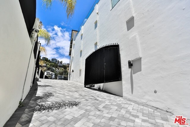 Building Photo - 8581 Hollywood Blvd