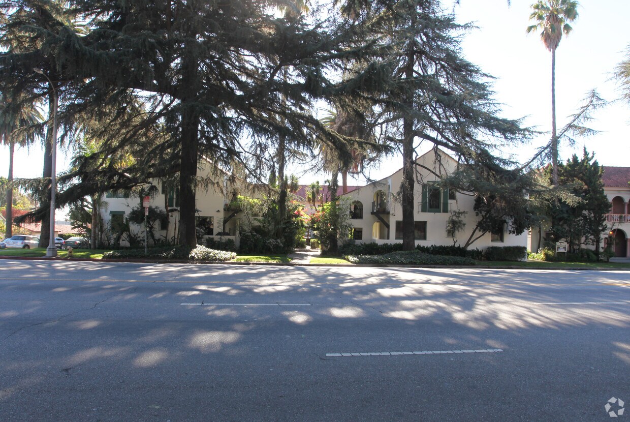 Building Photo - 4600-4602 Los Feliz Blvd