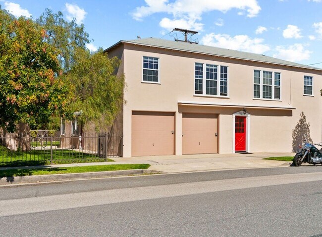 Foto del interior - $1,000 Move-In Credit | Modern 2-Bed Oasis...