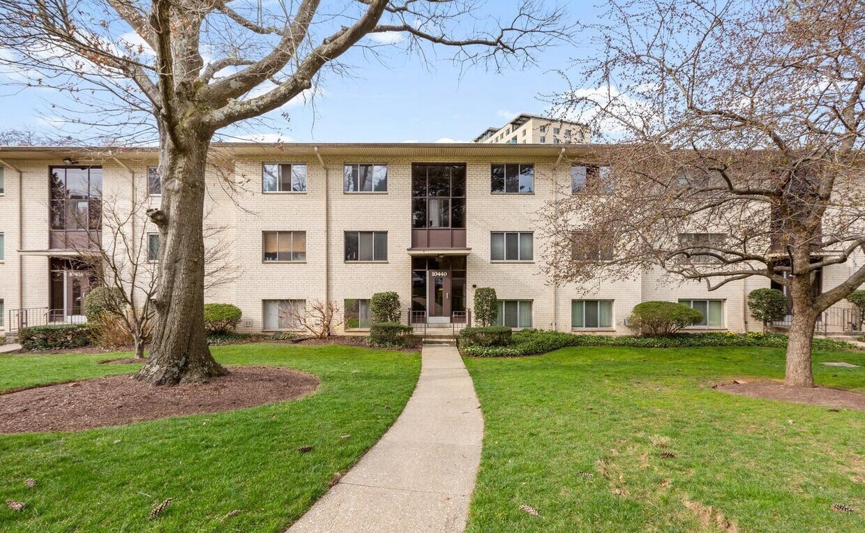 10440 Rockville Pike Unit 201, North Bethesda, MD 20852 Condo for
