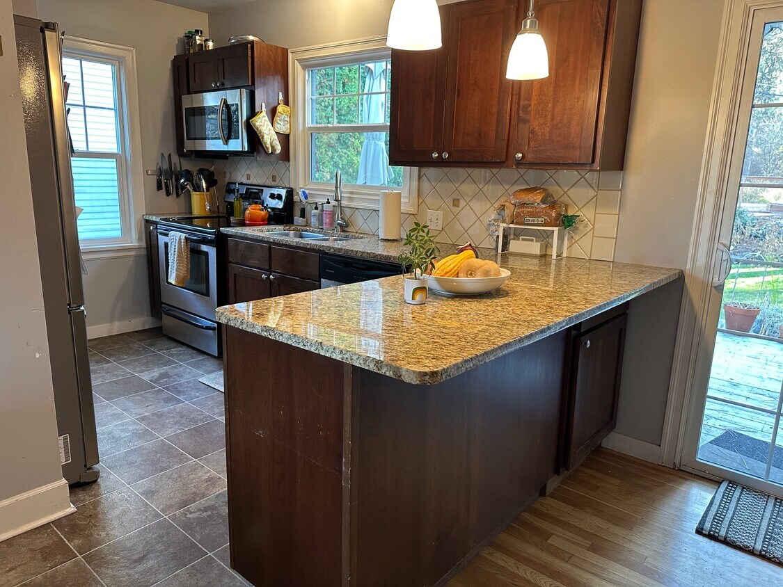 Building Photo - 215 W 19th Ave