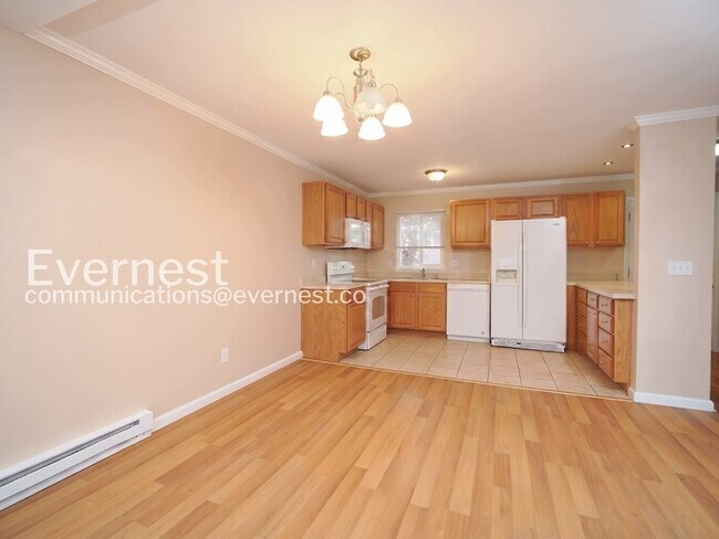 Foto del edificio - 2 Bed, 1.5 Bath Condo with Off-Street Parking / Available Now!