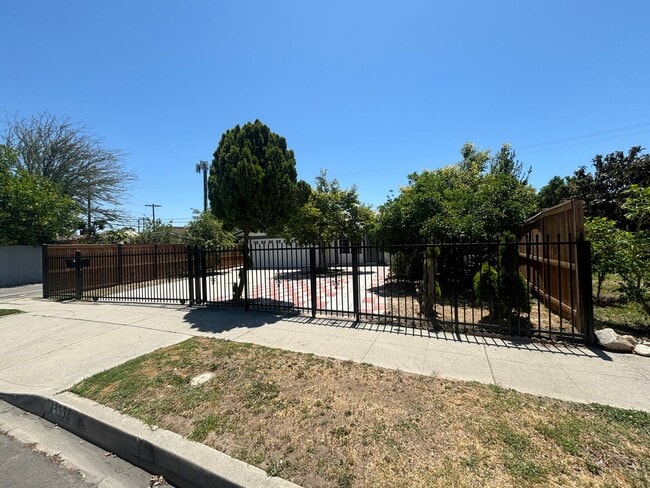 Building Photo - Beautifully Remodeled 3-Bedroom Single-Sto...