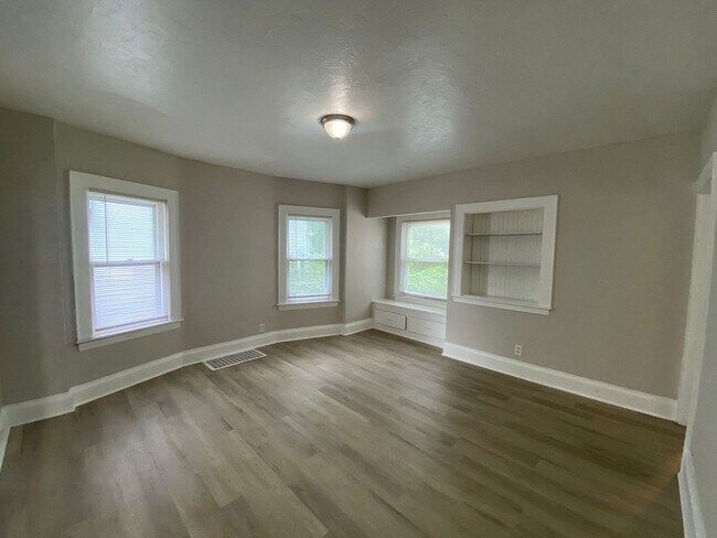 Foto del edificio - Beautiful Large 5 Bedroom Home Cleveland