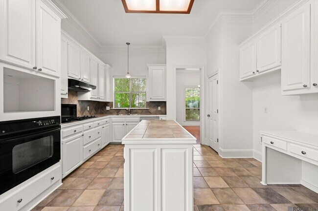 Foto del edificio - 10638 Hillmont Ave