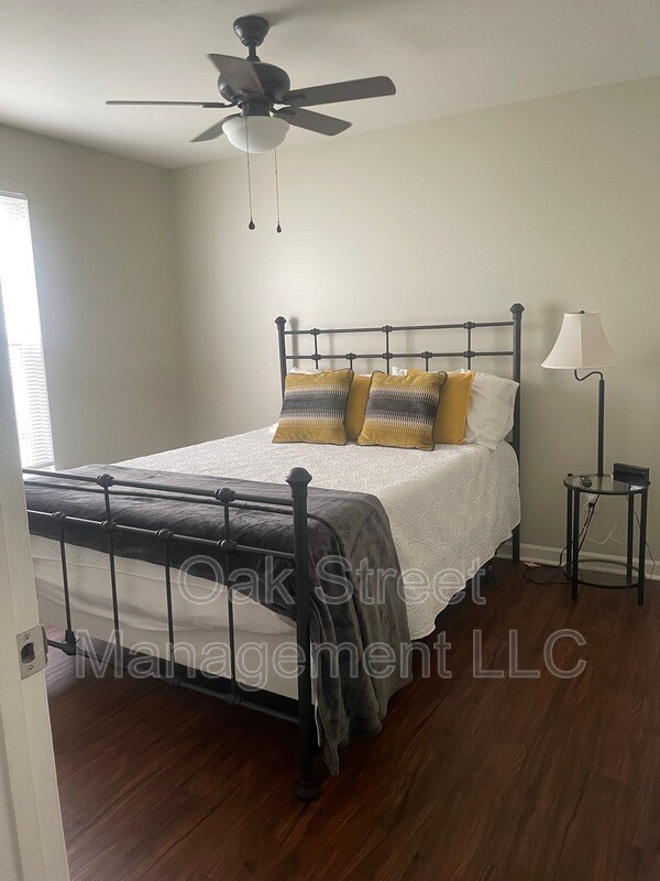 Building Photo - 1011 Oak St