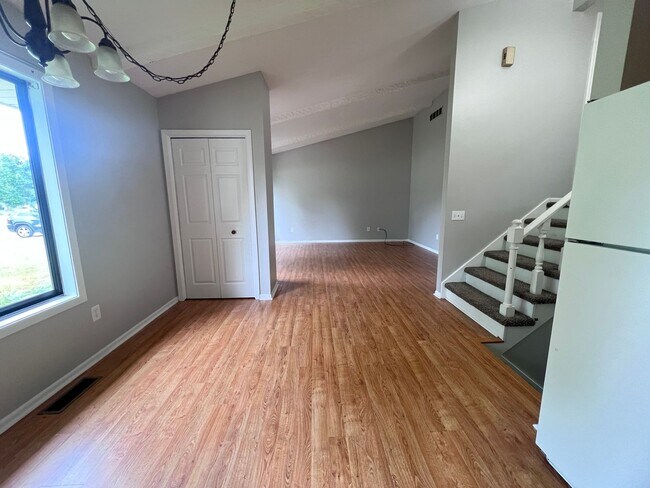 Foto del edificio - Four Bedroom Large Duplex in Kentwood Scho...