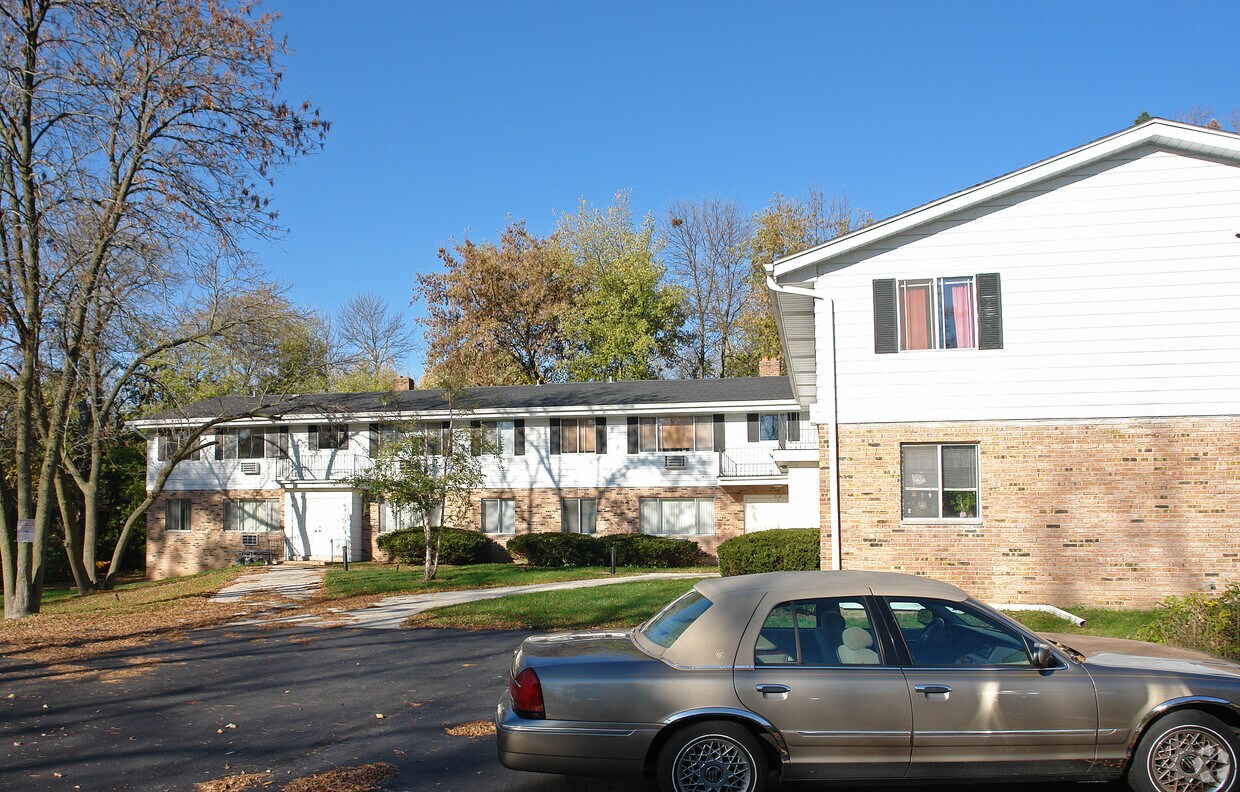 Building Photo - 210 River St