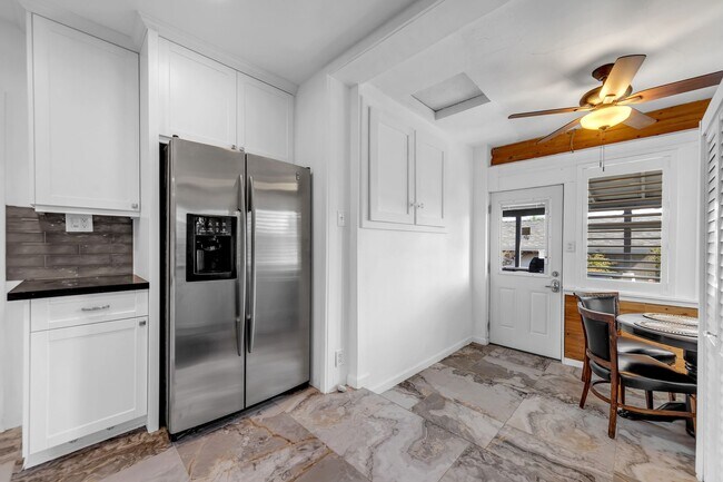 Building Photo - Upstairs Unit, Furnished Home