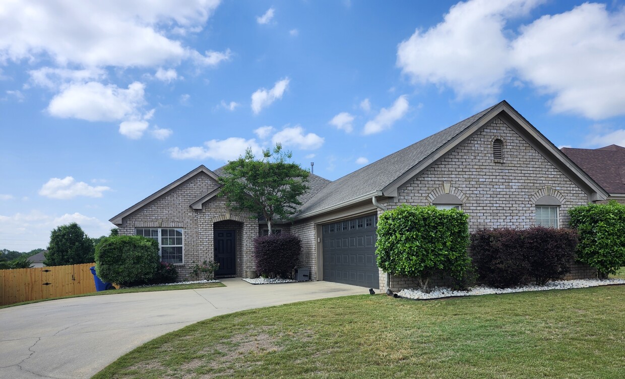 Primary Photo - 2018 Chancellor Ridge Rd
