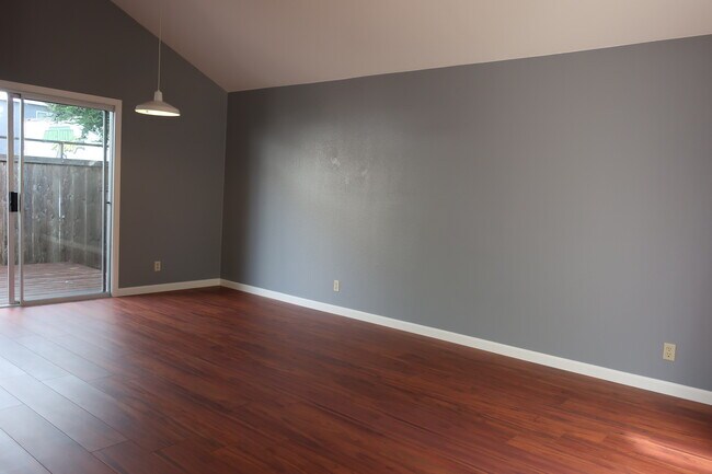 Dining/Living - 518 Hendley St