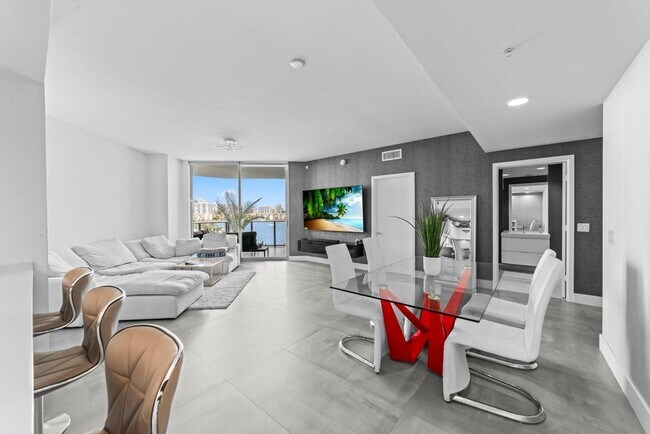 Building Photo - 17111 Biscayne Blvd