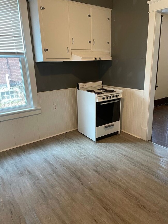 Building Photo - 917-919 W 7th St