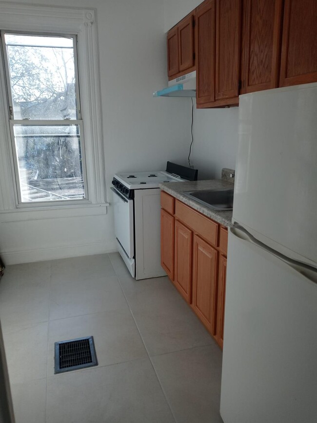 Building Photo - 206 Elton St
