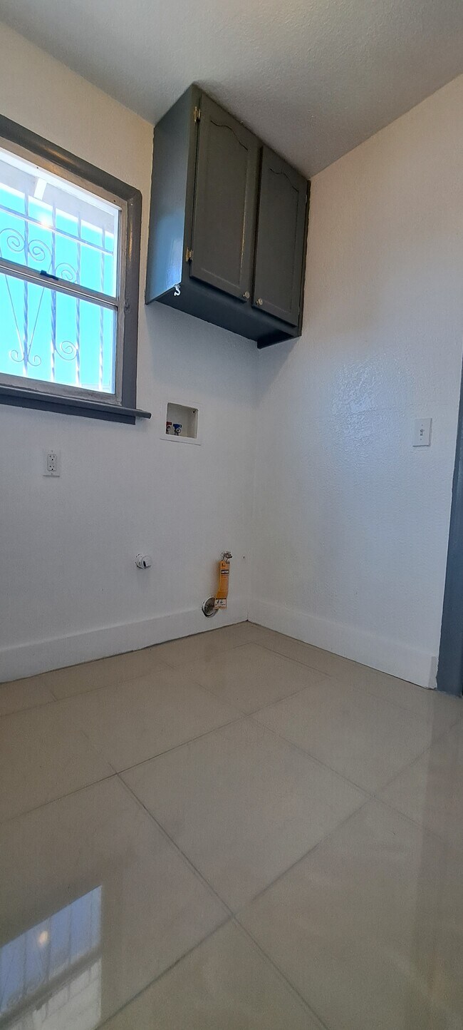 Foto del edificio - 1315 W 101st St