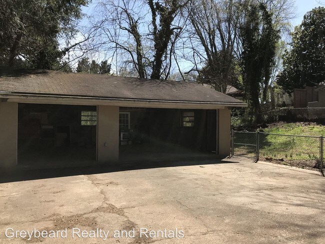 Building Photo - 662 Lakeshore Dr