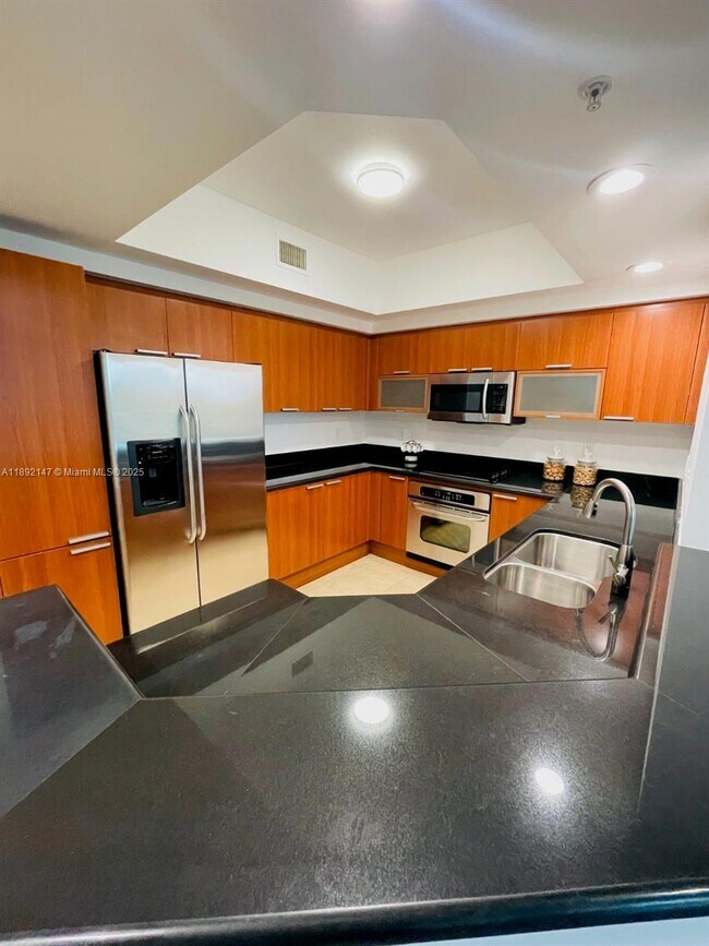 Foto del edificio - 14951 Royal Oaks Ln