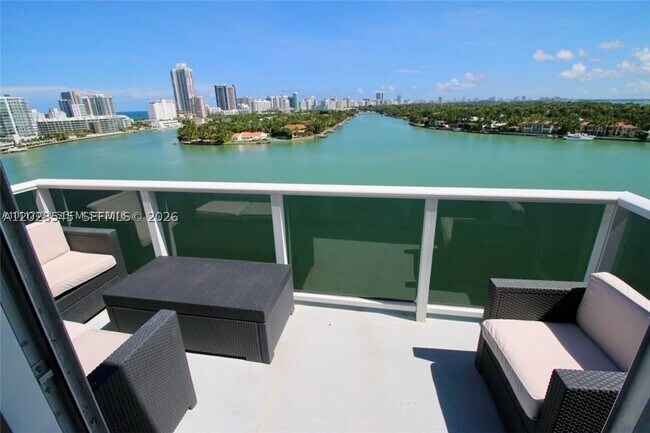 Foto del edificio - 900 Bay Dr E