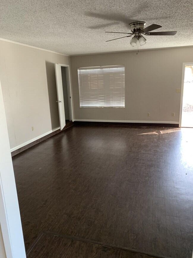 Building Photo - 305 Meadowbrook Dr